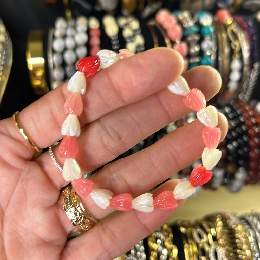 Handmade Beaded Bracelet Pikake Flower Mother of Pearl Pink White Stretchy